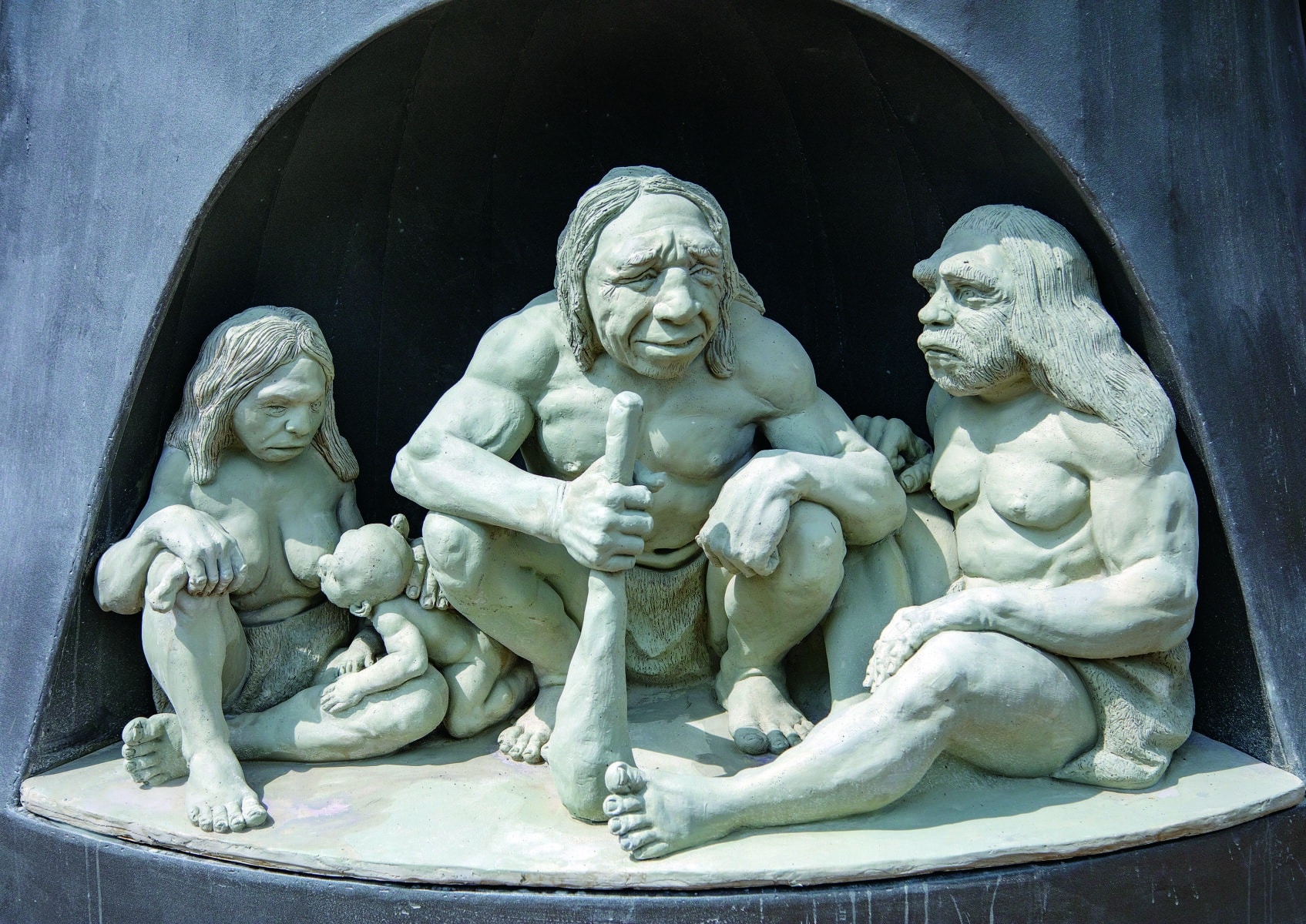 Eine Familie von Steinzeitmenschen in der Skulptur "Wolke über Dogern"